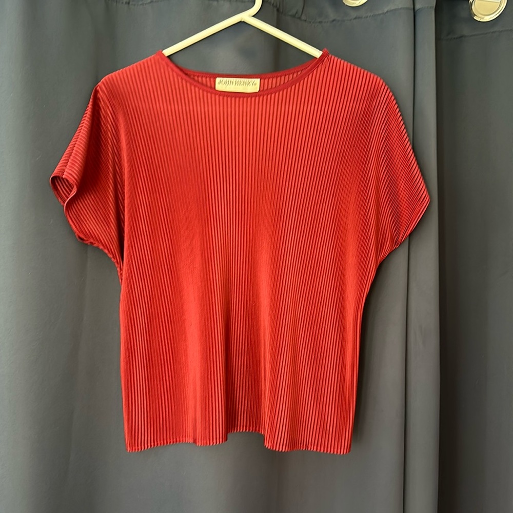 Short sleeve maroon top